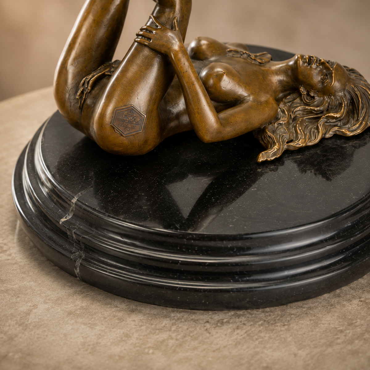 Sculpture bronze nu féminin allongé sur socle marbre, vue 3