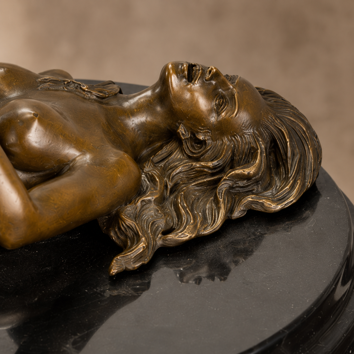 Sculpture bronze nu féminin allongé sur socle marbre, vue 7