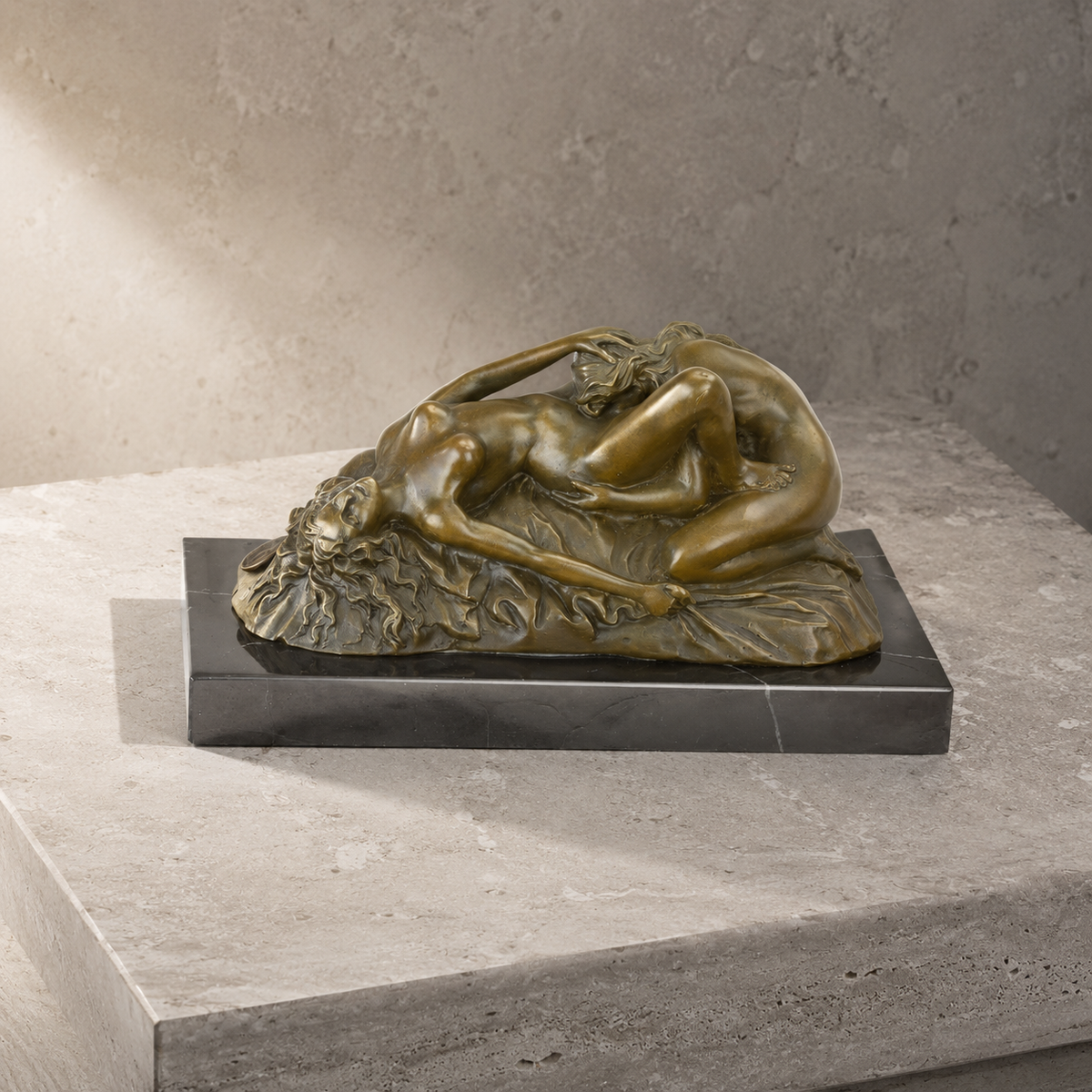 Sculpture bronze nu féminin allongé sur socle marbre noir