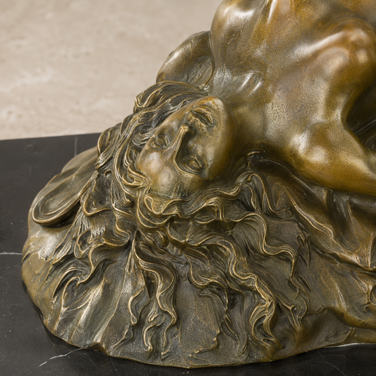 Sculpture bronze nu féminin allongé sur socle marbre noir, vue 2
