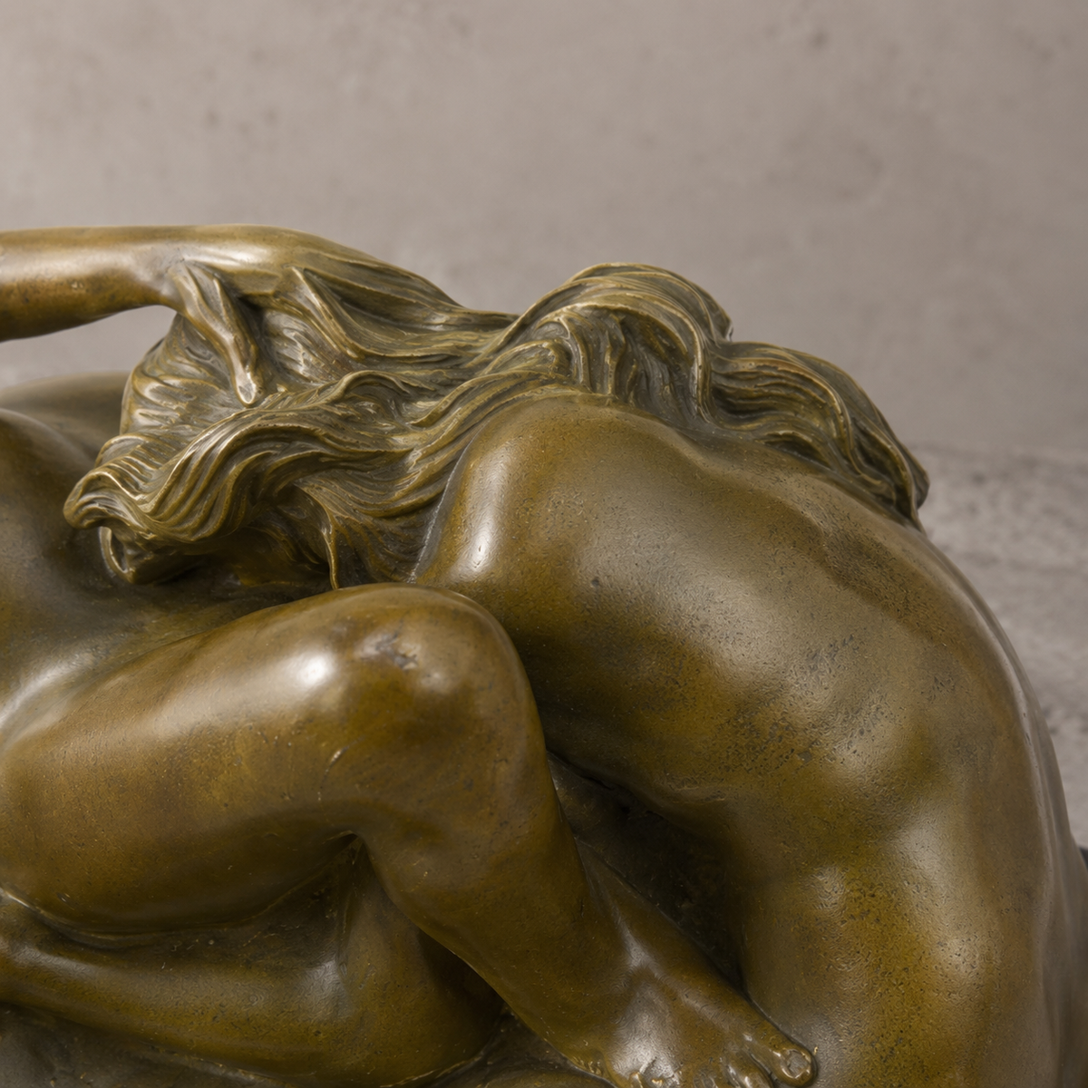 Sculpture bronze nu féminin allongé sur socle marbre noir, vue 3