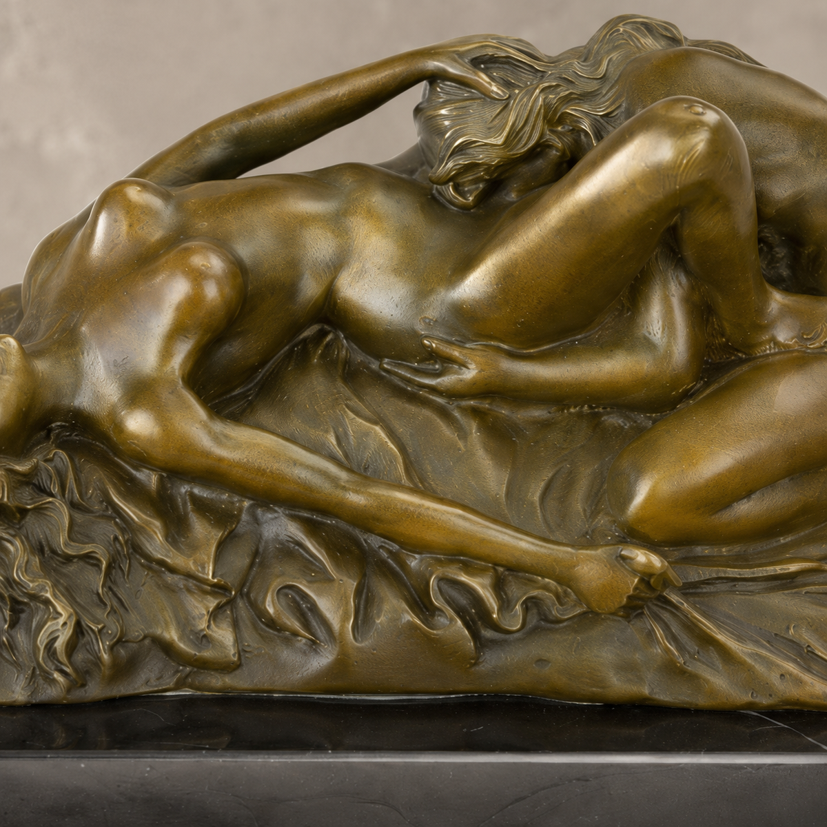 Sculpture bronze nu féminin allongé sur socle marbre noir, vue 4