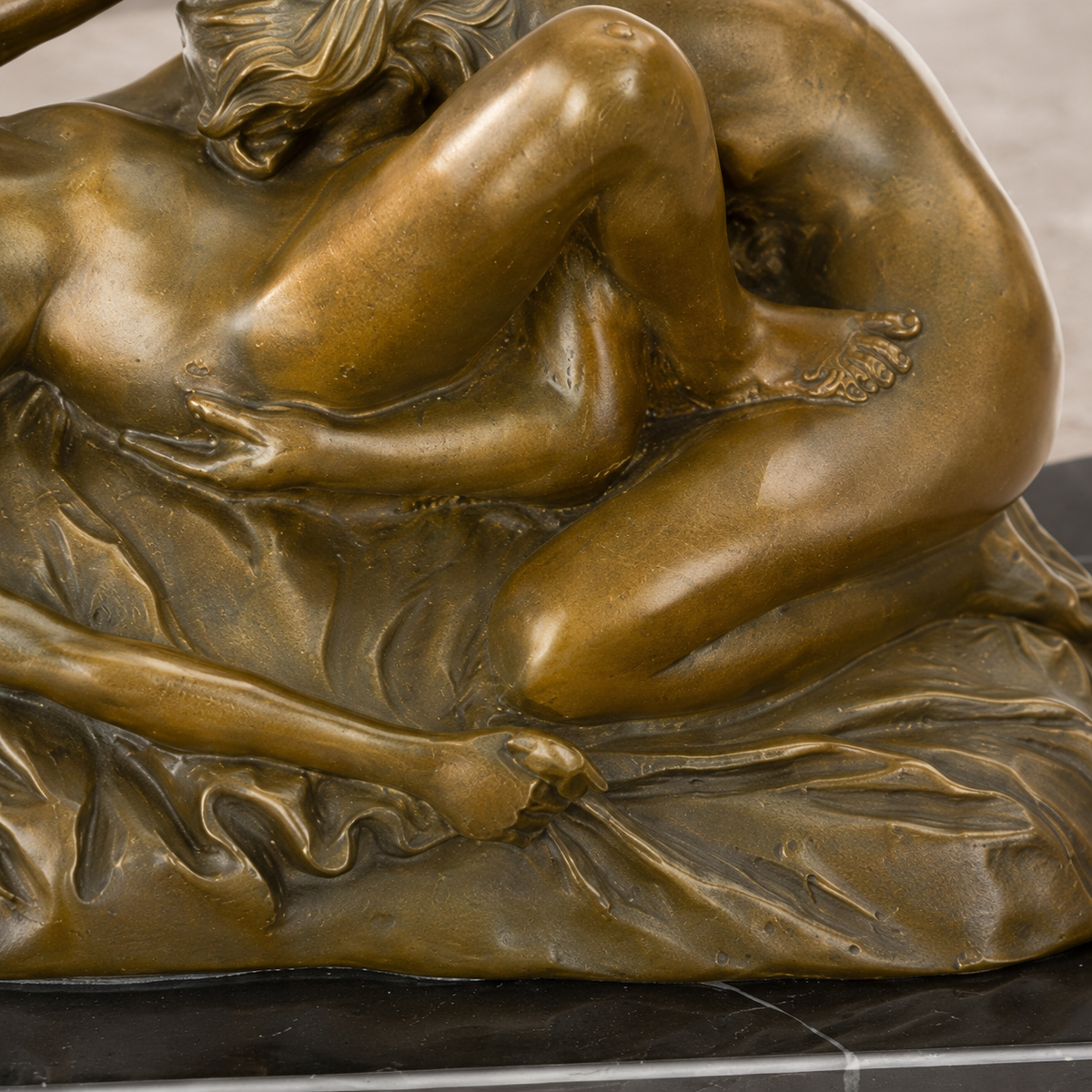 Sculpture bronze nu féminin allongé sur socle marbre noir, vue 5
