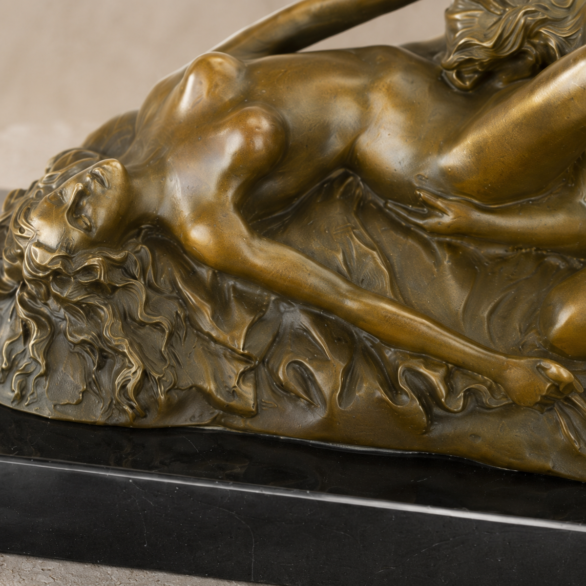 Sculpture bronze nu féminin allongé sur socle marbre noir, vue 6