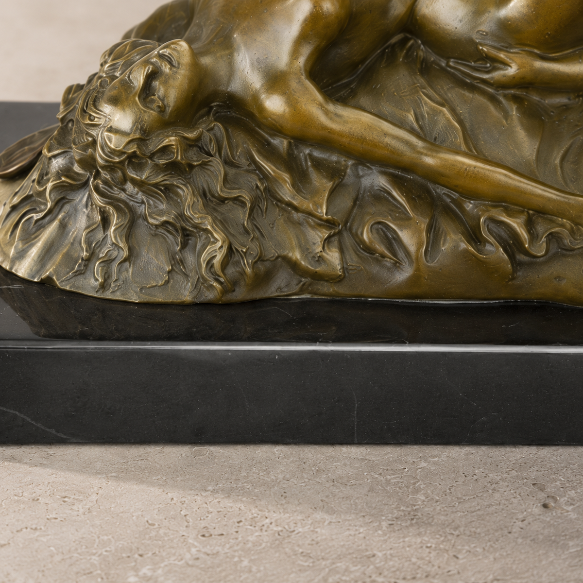 Sculpture bronze nu féminin allongé sur socle marbre noir, vue 7