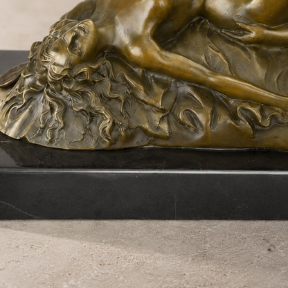 Sculpture bronze nu féminin allongé sur socle marbre noir, vue 7
