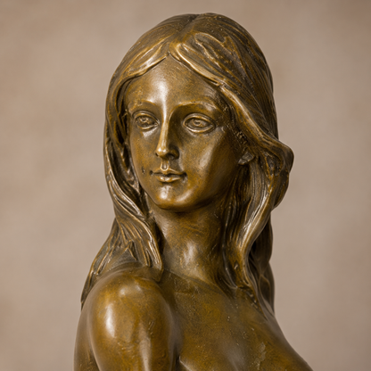 Sculpture bronze nu féminin assis sur socle marbre noir, vue 2
