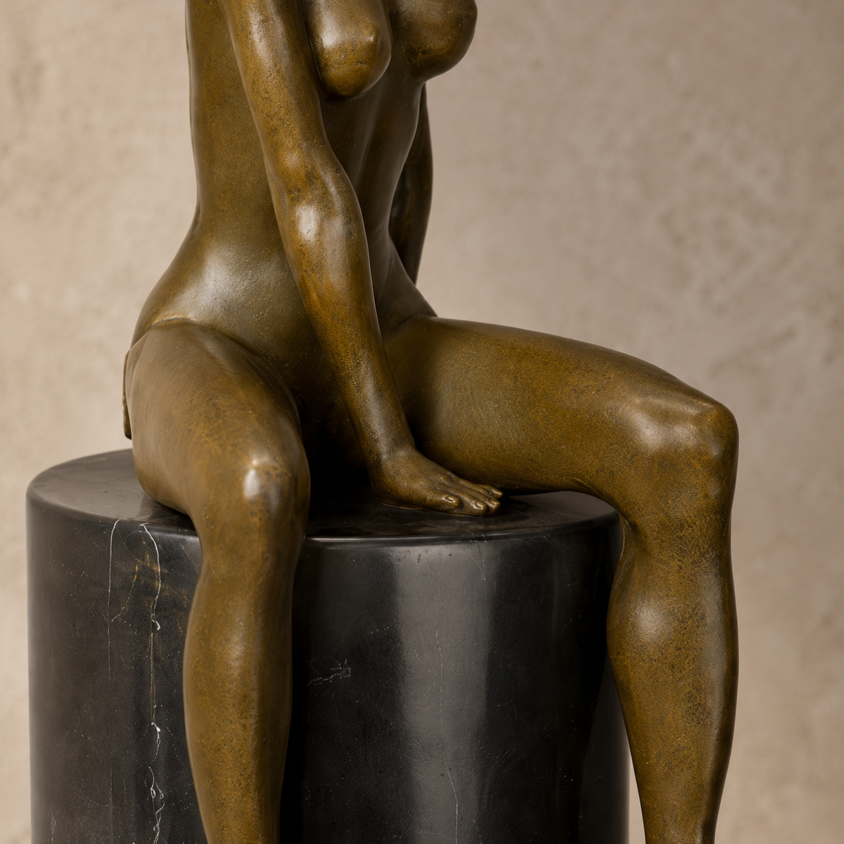 Sculpture bronze nu féminin assis sur socle marbre noir, vue 5