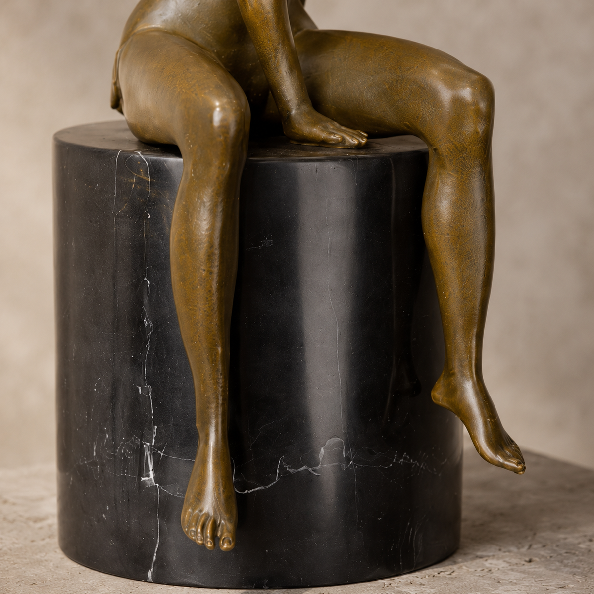 Sculpture bronze nu féminin assis sur socle marbre noir, vue 6