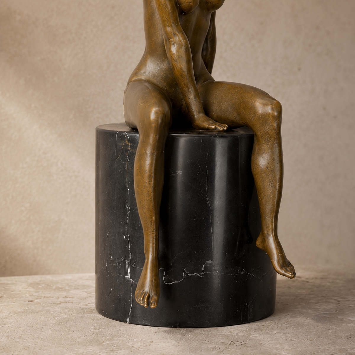 Sculpture bronze nu féminin assis sur socle marbre noir, vue 7
