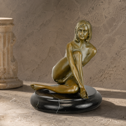 Sculpture bronze nu féminin assis sur socle marbre noir