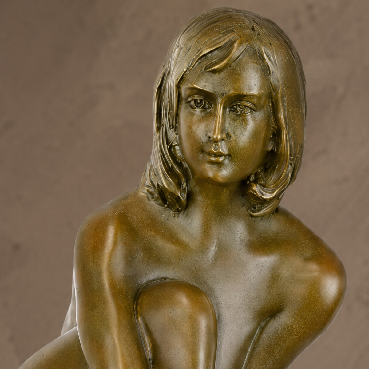 Sculpture bronze nu féminin assis sur socle marbre noir, vue 2