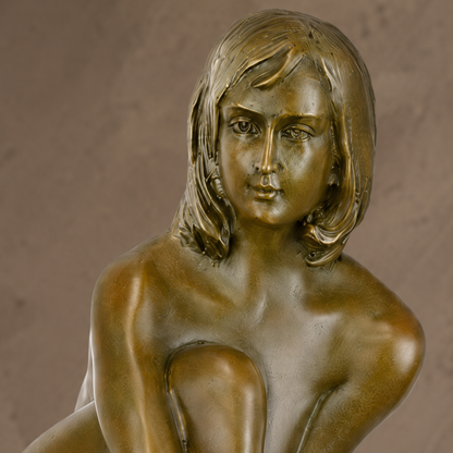 Sculpture bronze nu féminin assis sur socle marbre noir, vue 2