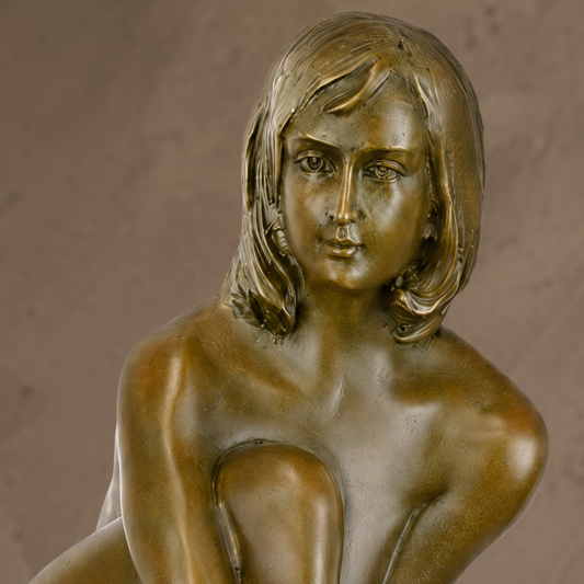 Sculpture bronze nu féminin assis sur socle marbre noir, vue 2