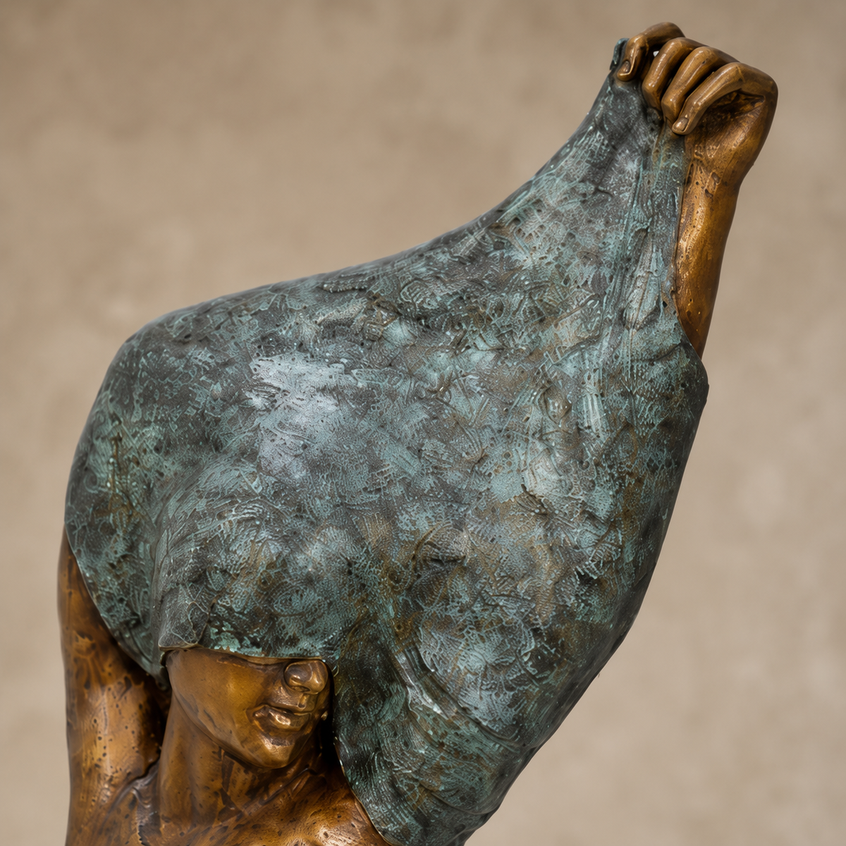 Sculpture bronze nu féminin au drapé vert-de-gris, vue 2