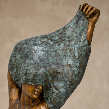 Sculpture bronze nu féminin au drapé vert-de-gris, vue 2