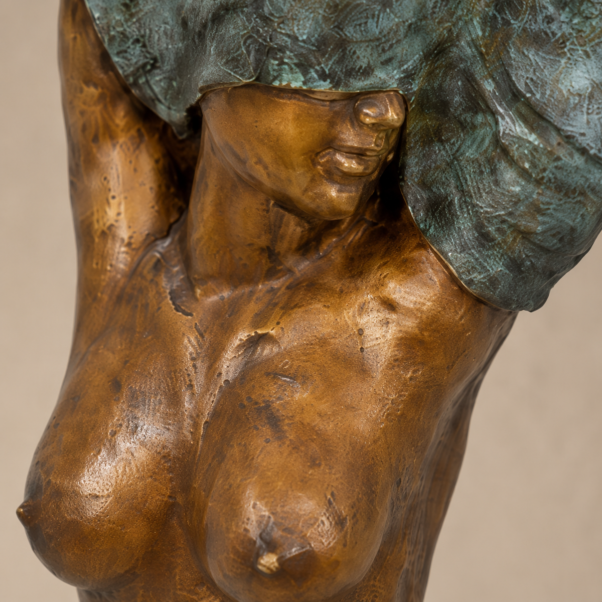 Sculpture bronze nu féminin au drapé vert-de-gris, vue 3