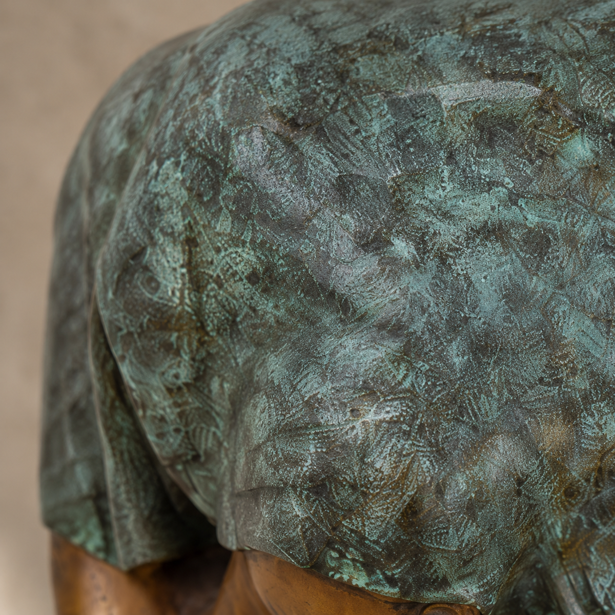 Sculpture bronze nu féminin au drapé vert-de-gris, vue 4