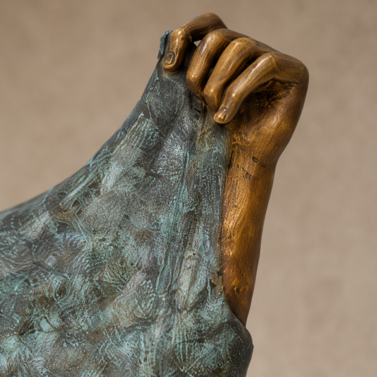 Sculpture bronze nu féminin au drapé vert-de-gris, vue 5