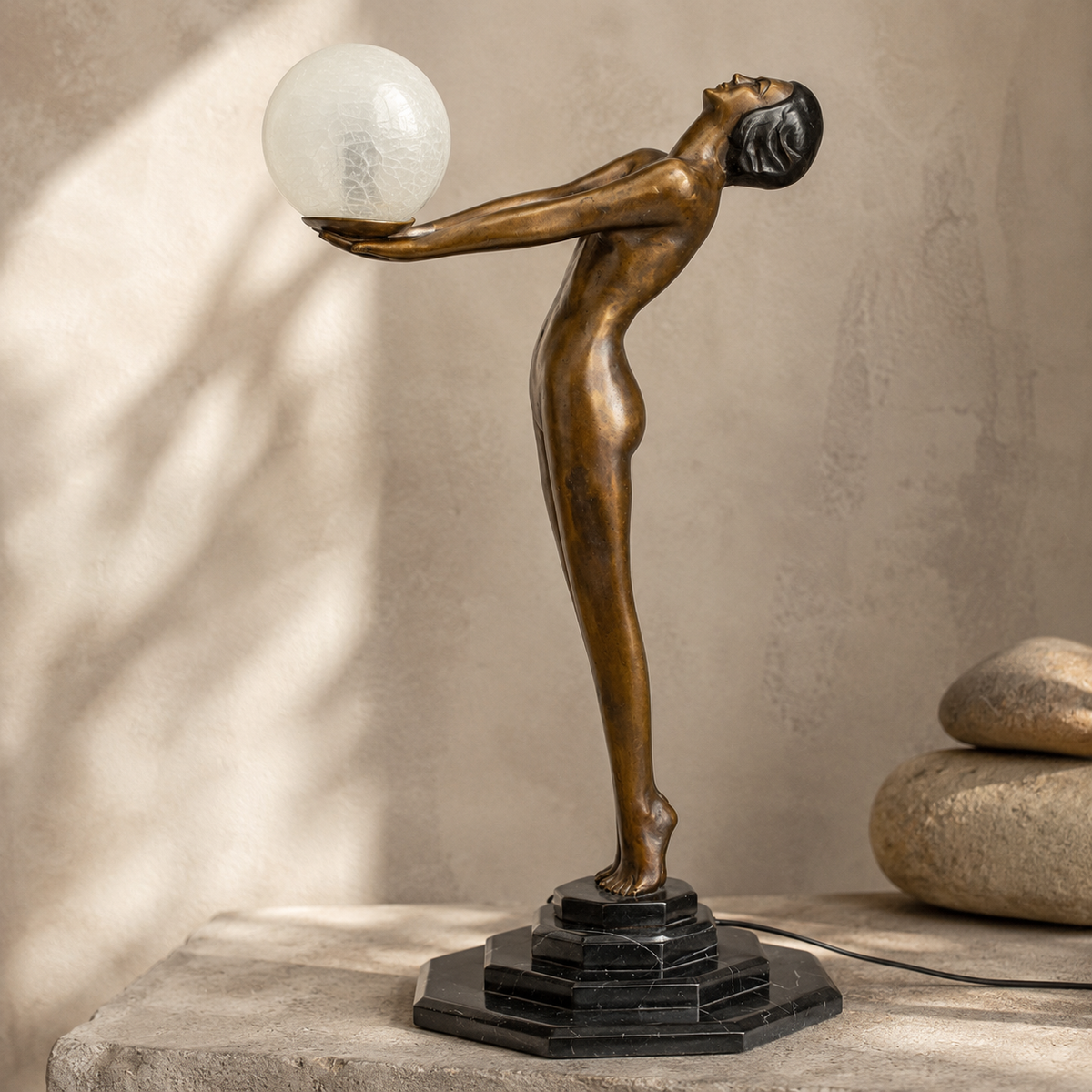 Sculpture bronze nu féminin debout bras levés