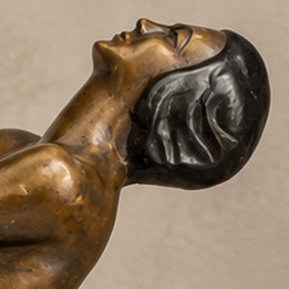 Sculpture bronze nu féminin debout bras levés, vue 2