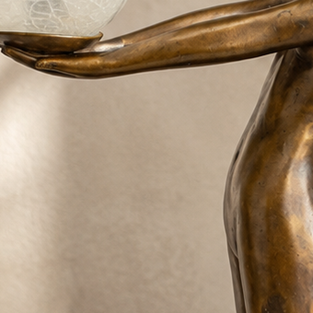 Sculpture bronze nu féminin debout bras levés, vue 4