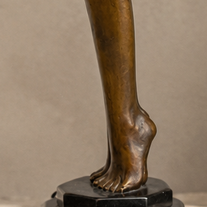 Sculpture bronze nu féminin debout bras levés, vue 5