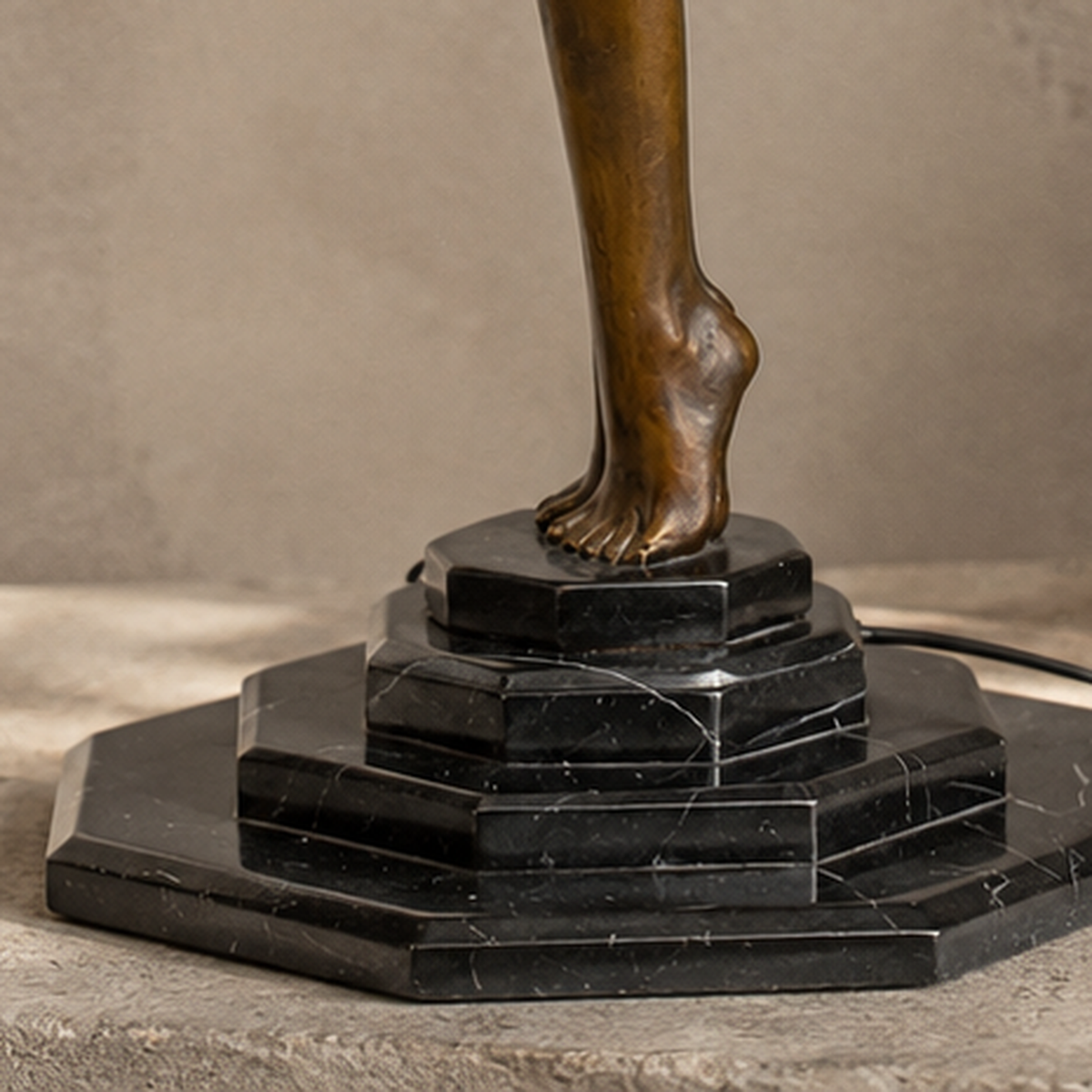Sculpture bronze nu féminin debout bras levés, vue 6