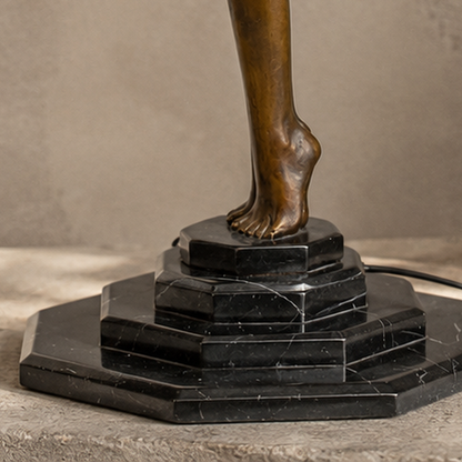 Sculpture bronze nu féminin debout bras levés, vue 6