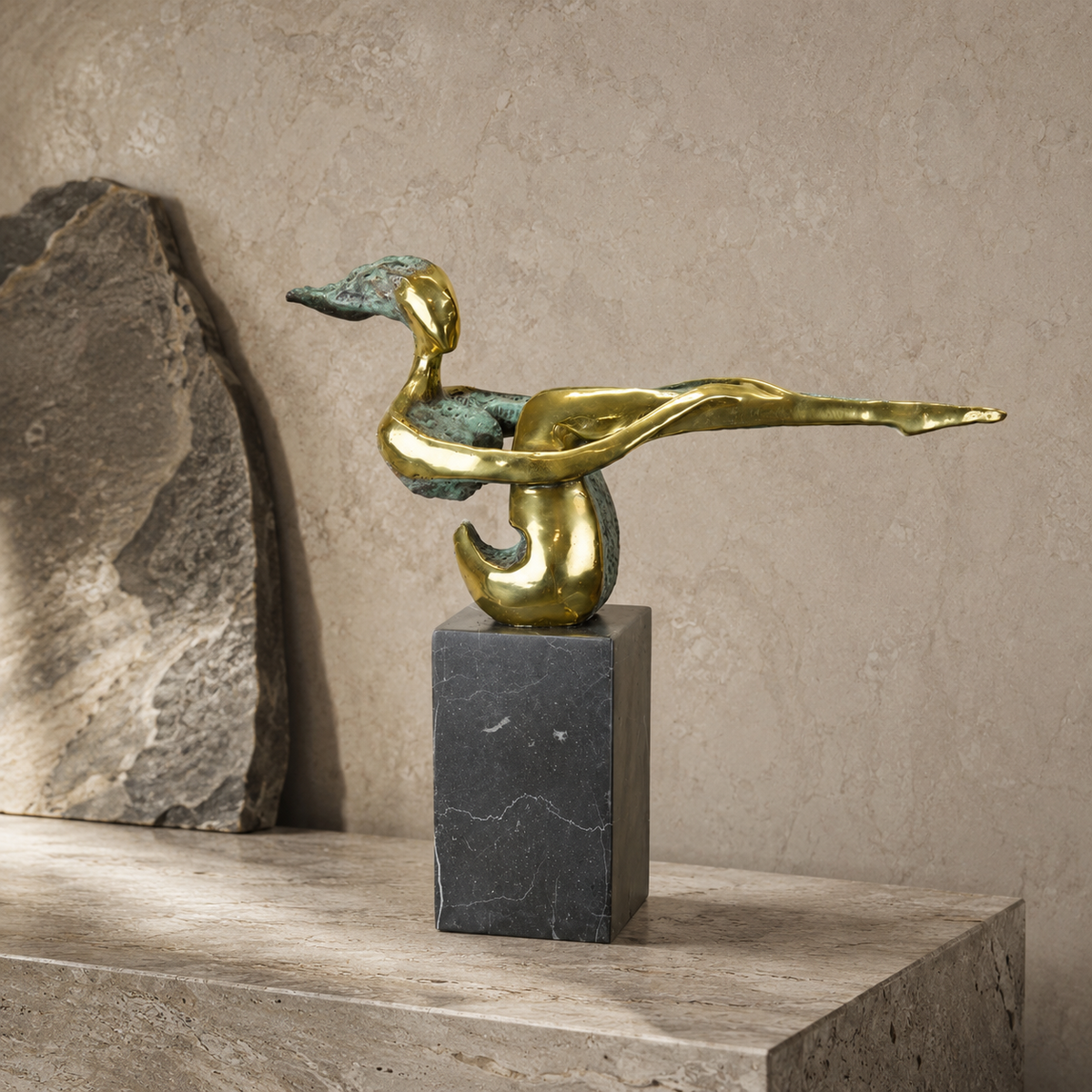 Sculpture bronze nu féminin stylisé sur socle marbre noir