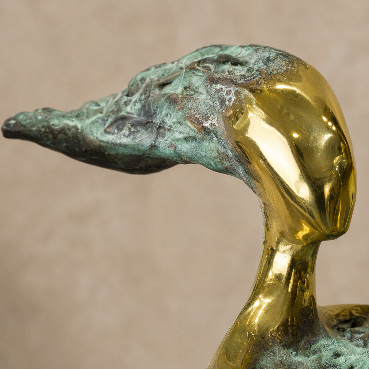 Sculpture bronze nu féminin stylisé sur socle marbre noir, vue 2
