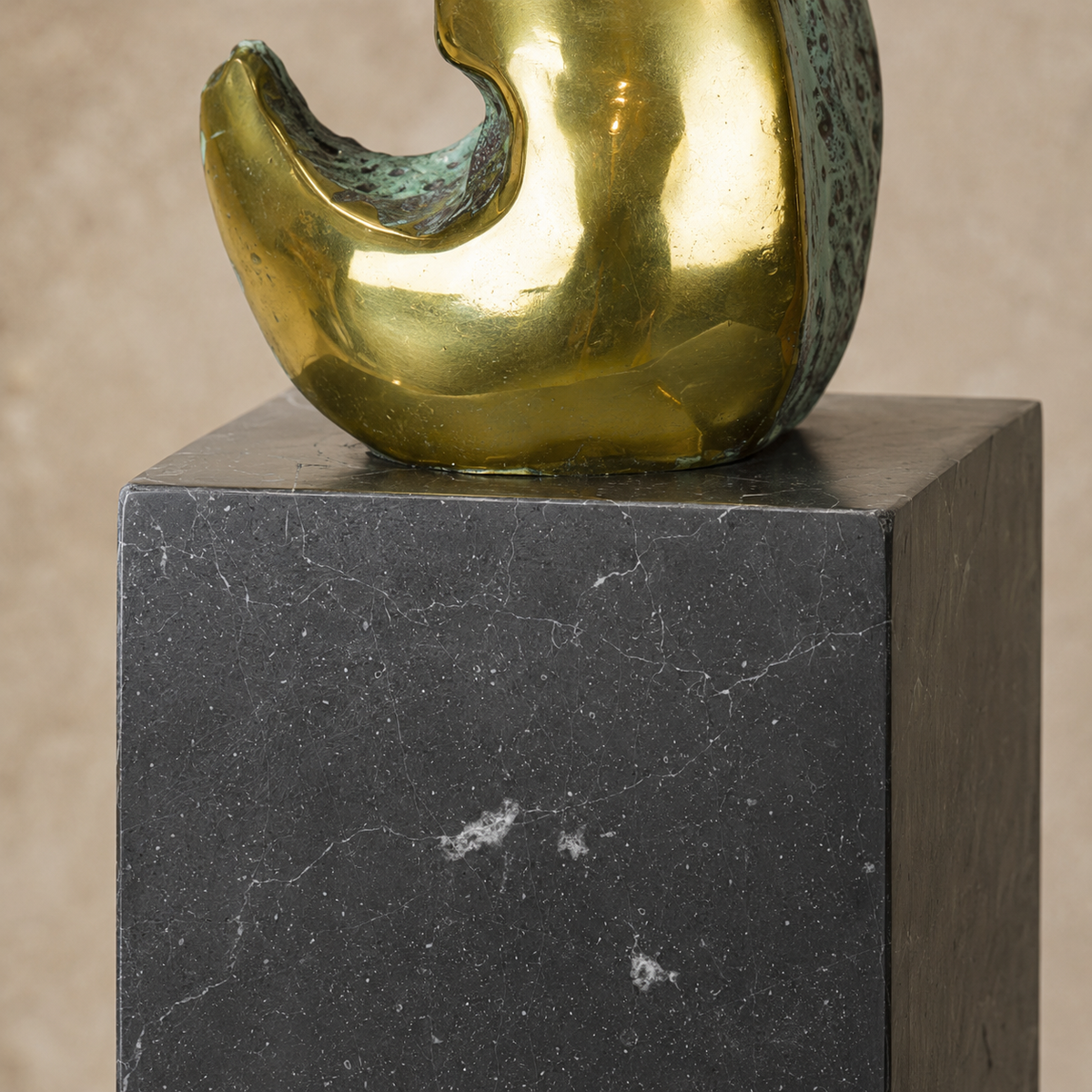 Sculpture bronze nu féminin stylisé sur socle marbre noir, vue 5