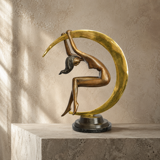 Sculpture bronze nu féminin sur croissant de lune doré
