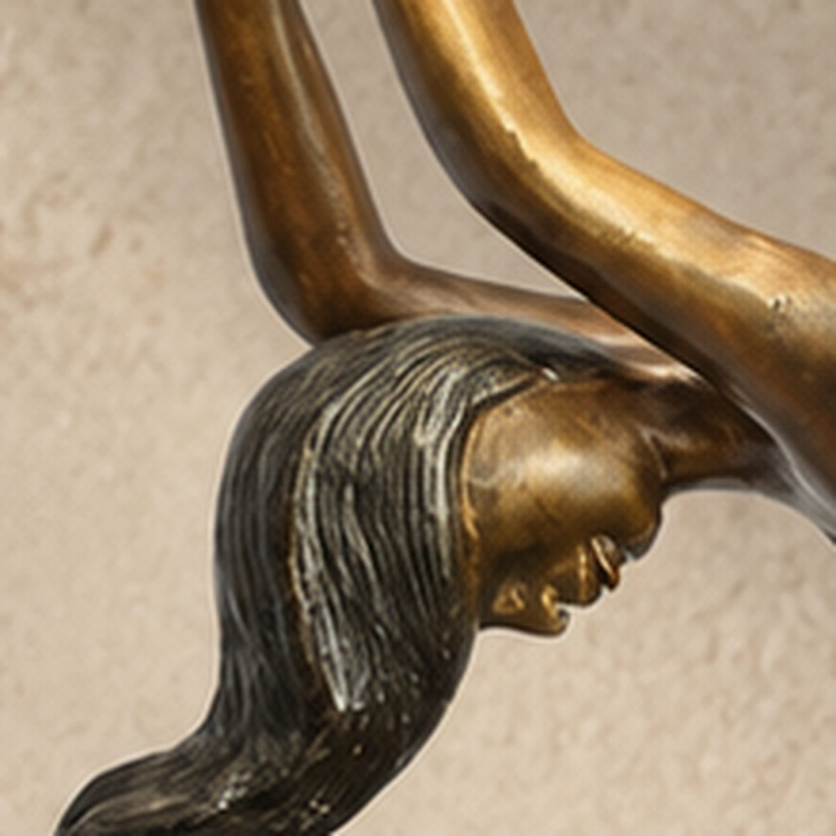 Sculpture bronze nu féminin sur croissant de lune doré, vue 2