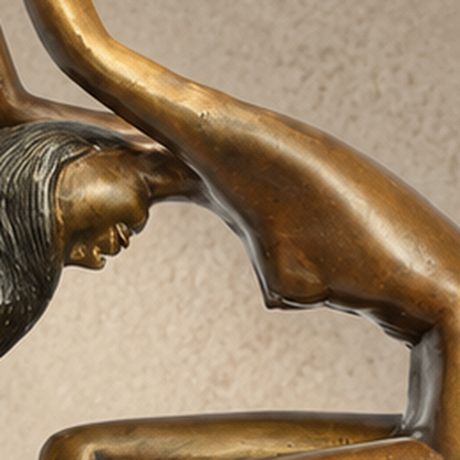 Sculpture bronze nu féminin sur croissant de lune doré, vue 4