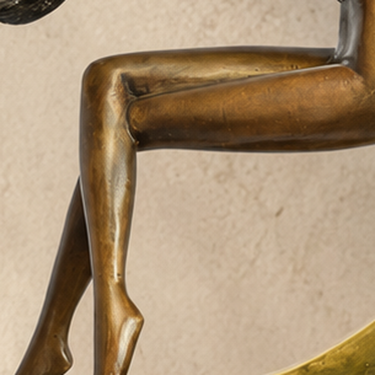 Sculpture bronze nu féminin sur croissant de lune doré, vue 5