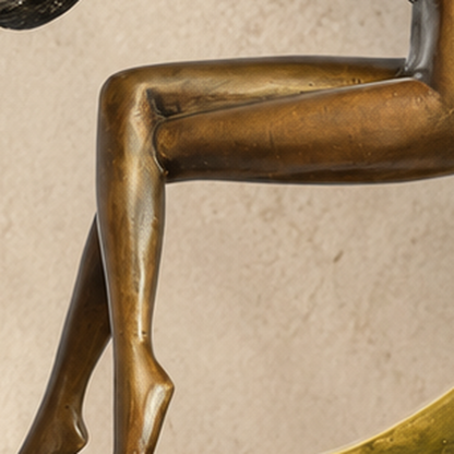 Sculpture bronze nu féminin sur croissant de lune doré, vue 5