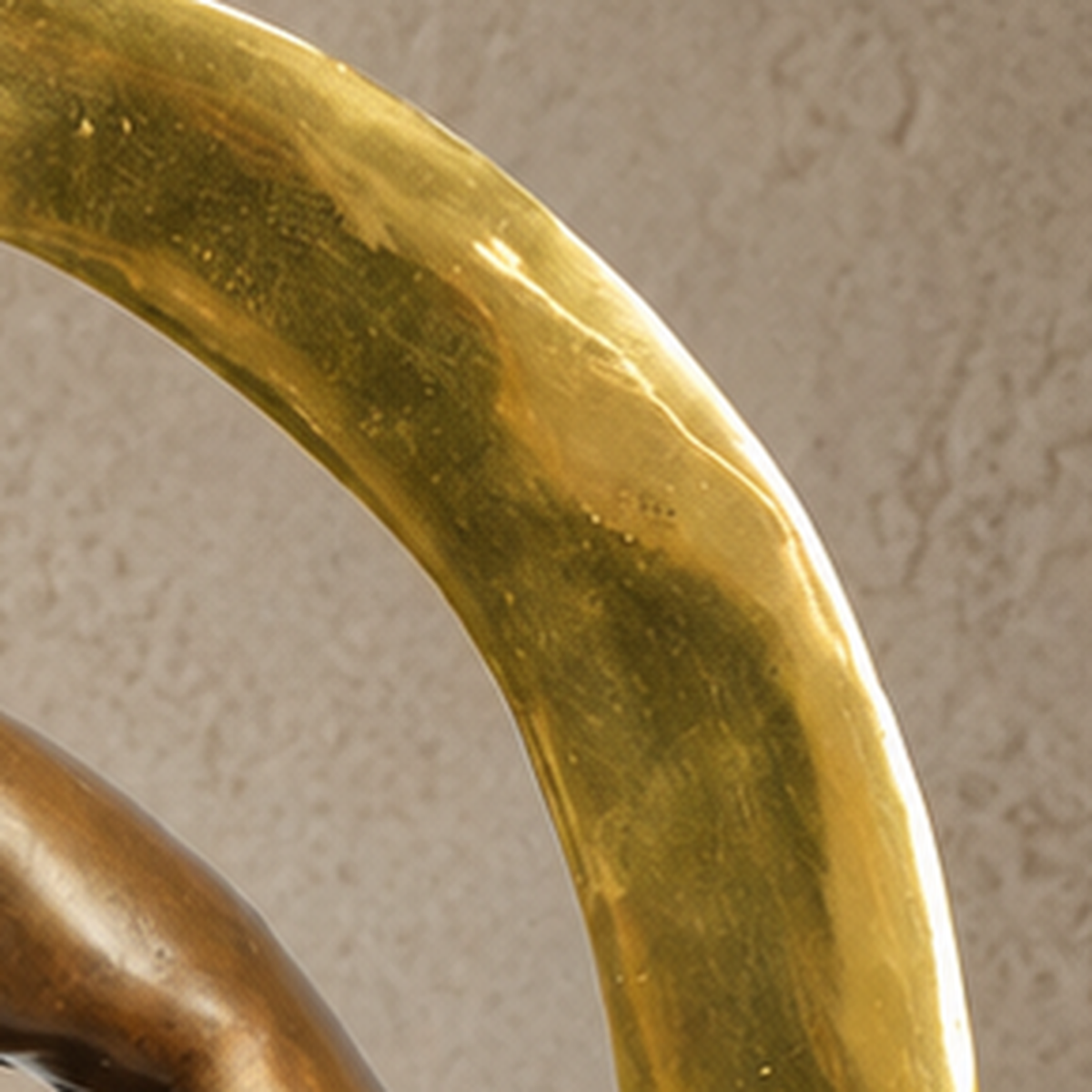 Sculpture bronze nu féminin sur croissant de lune doré, vue 6
