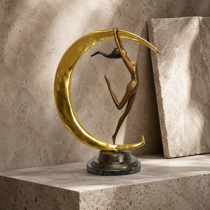 Sculpture bronze nu féminin sur croissant de lune doré