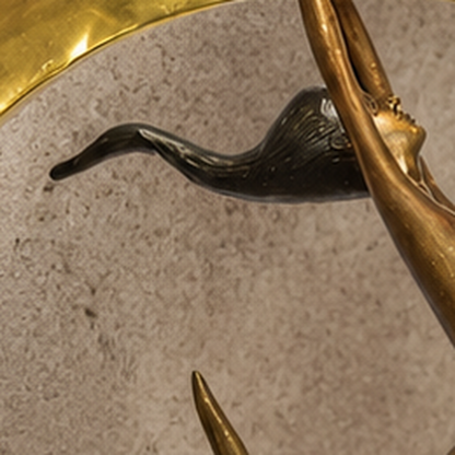 Sculpture bronze nu féminin sur croissant de lune doré, vue 2