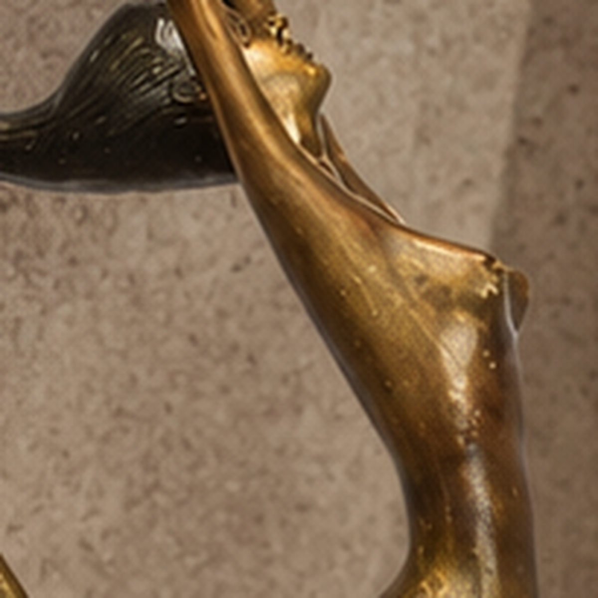 Sculpture bronze nu féminin sur croissant de lune doré, vue 4