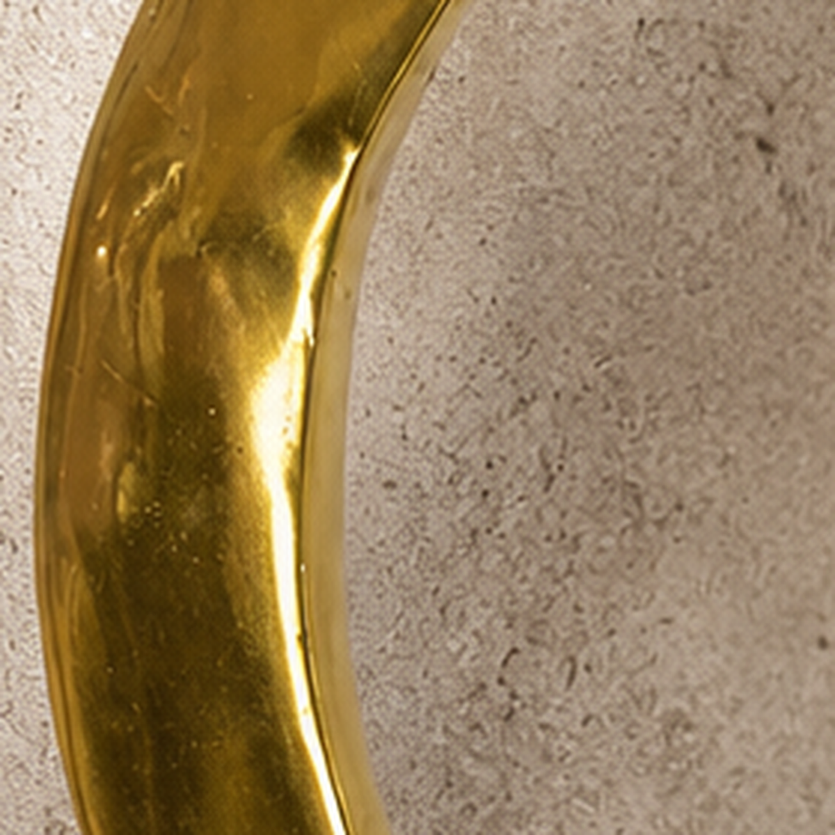 Sculpture bronze nu féminin sur croissant de lune doré, vue 6