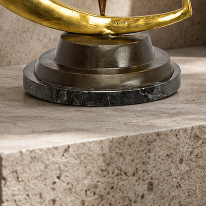 Sculpture bronze nu féminin sur croissant de lune doré, vue 7