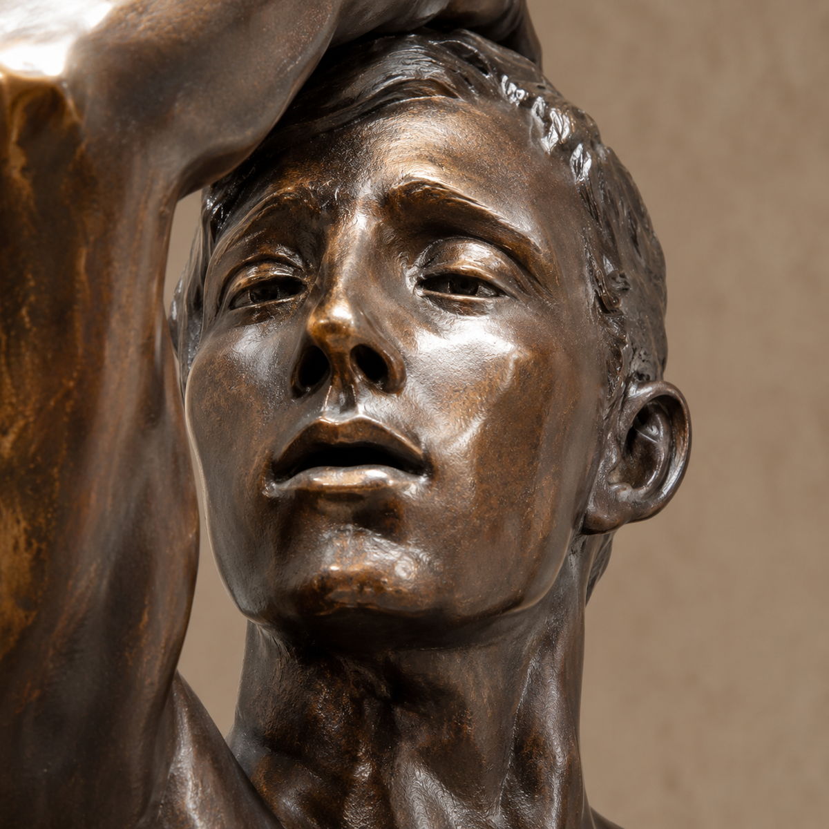 Sculpture bronze Nu masculin athlétique sur socle marbre, vue 2