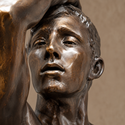 Sculpture bronze Nu masculin athlétique sur socle marbre, vue 2
