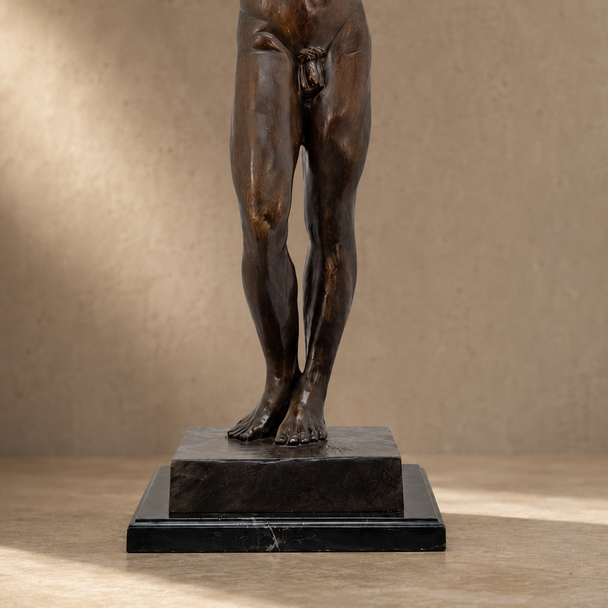 Sculpture bronze Nu masculin athlétique sur socle marbre, vue 6