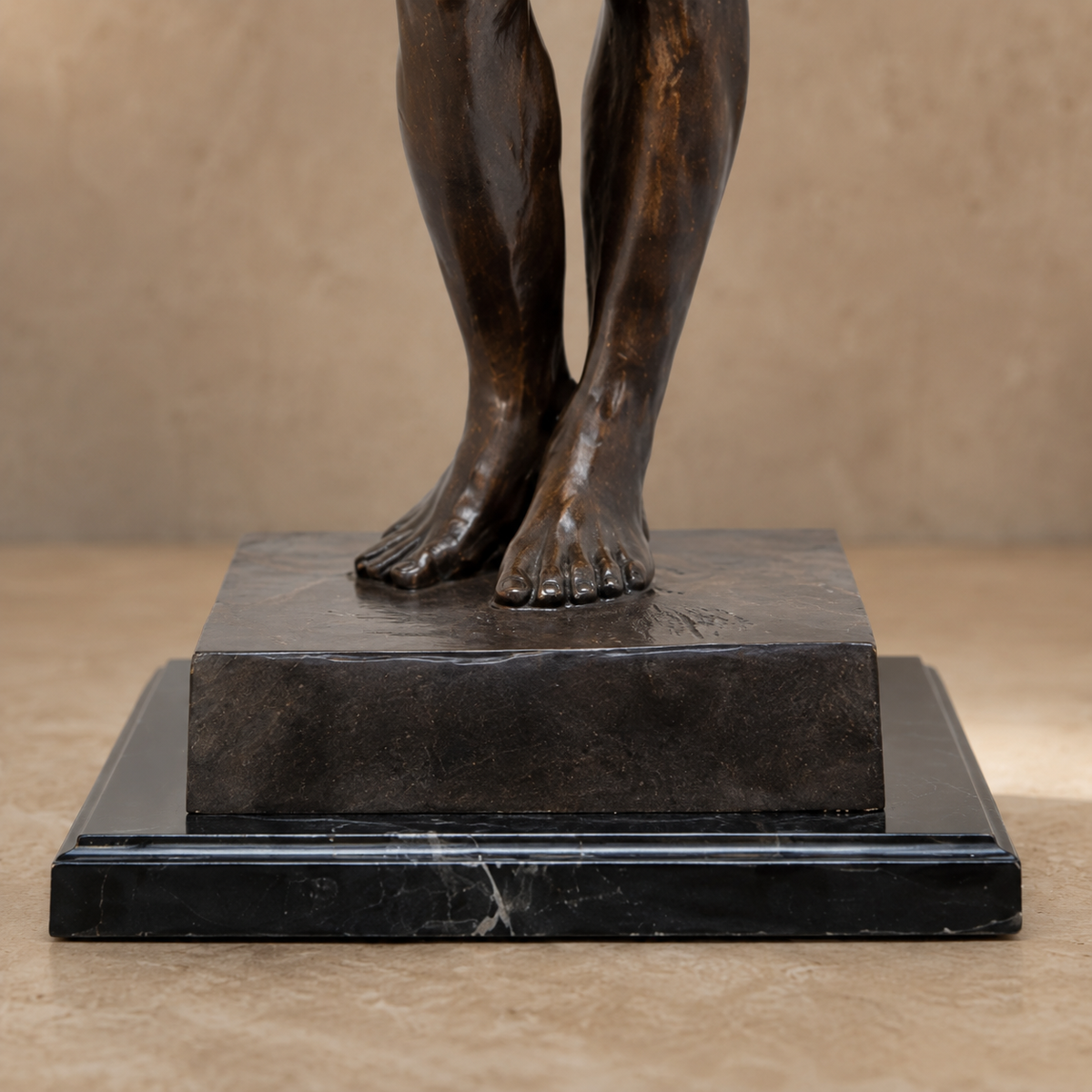 Sculpture bronze Nu masculin athlétique sur socle marbre, vue 7