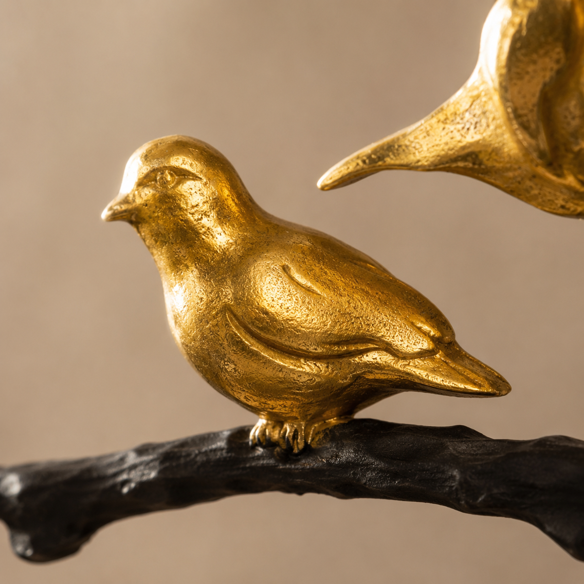 Sculpture bronze oiseaux dorés sur branches circulaires, vue 2
