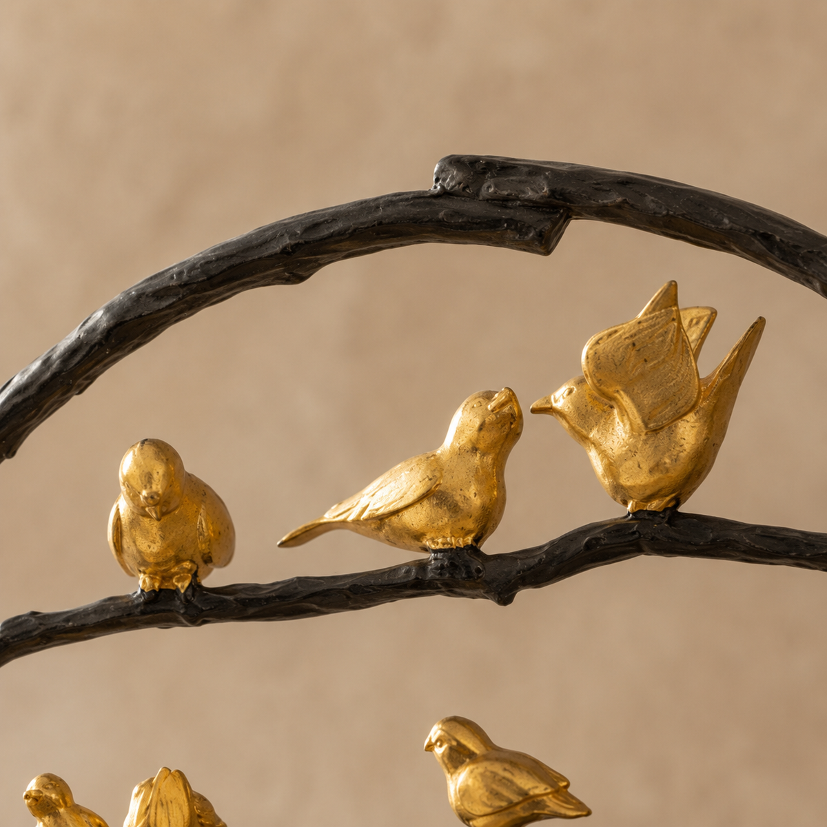 Sculpture bronze oiseaux dorés sur branches circulaires, vue 3