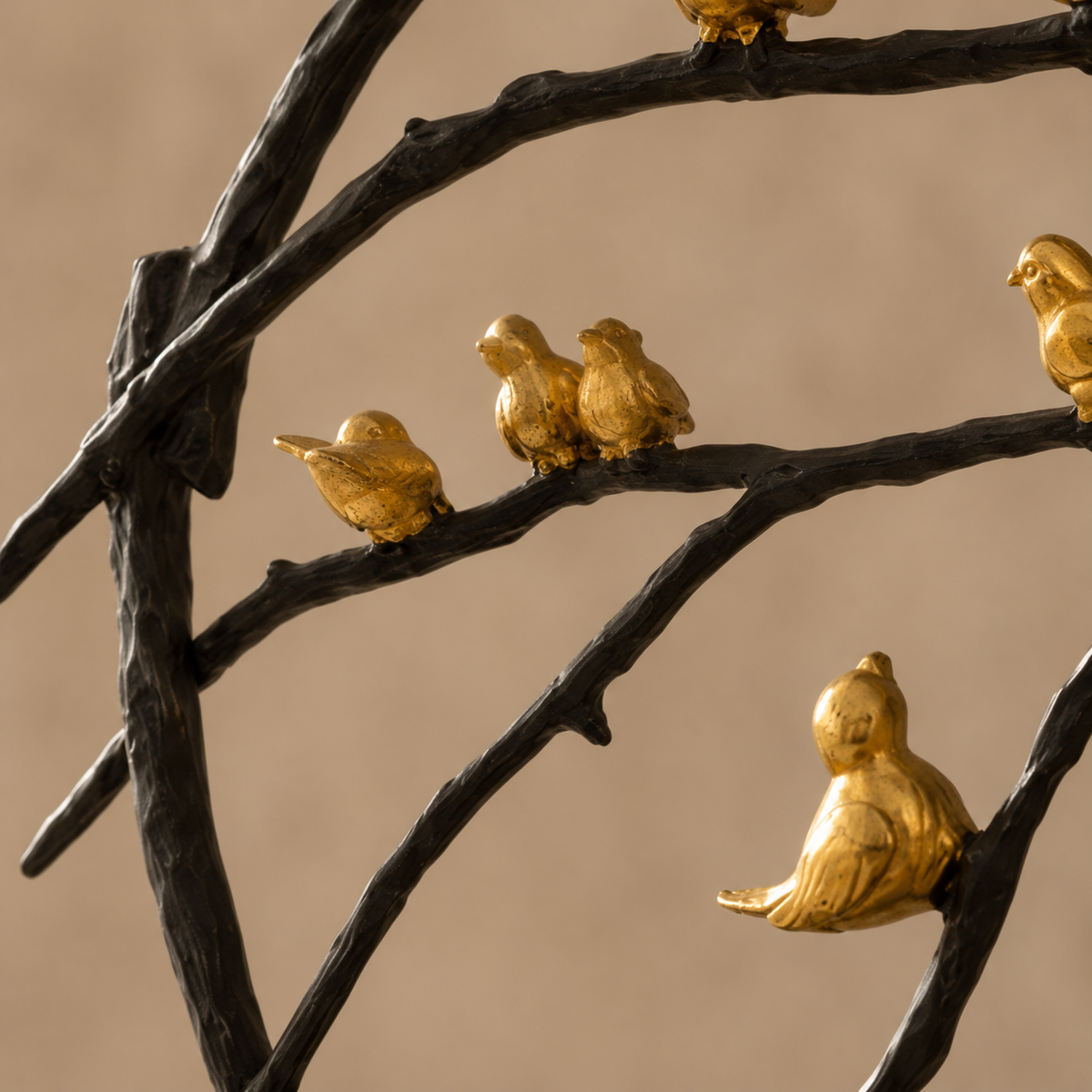 Sculpture bronze oiseaux dorés sur branches circulaires, vue 4